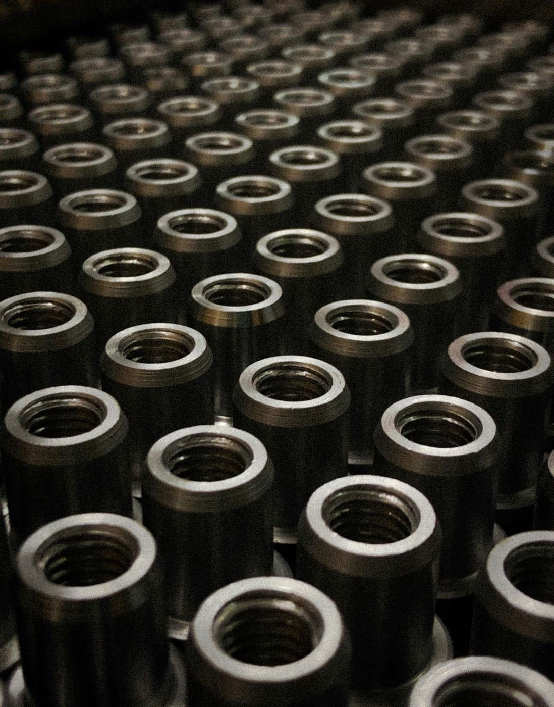 Fi Tech atölyesinde hassas CNC ile işlenmiş metal parçalar