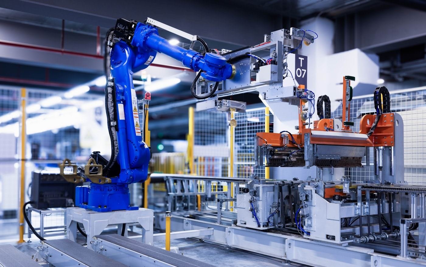 Fi Tech'in üretim hattı çözümlerinde kullandığı robotik otomasyon sistemi